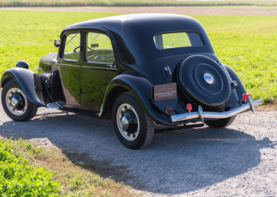 1948 Citroën 11 BL – Cette berline 5 places possède un coffre plat surmonté de la roue de secours - Véhicules d'Exception.