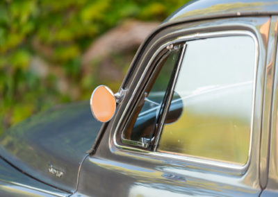 1963 Rover P4 110 – 3 rétroviseurs, un central et deux extérieurs, tous de petite dimension.