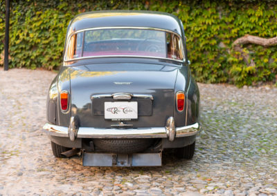1963 Rover P4 110 – La roue de secours est cachée dans une trappe sous le pare-chocs arrière.