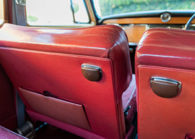 1963 Rover P4 110 – Les passagers arrière disposent chacun d’un cendrier dans le dossier des sièges avant.