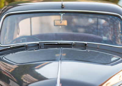 1963 Rover P4 110 – Notez que les essuie-glaces se rangent en dessous du pare-brise avant.