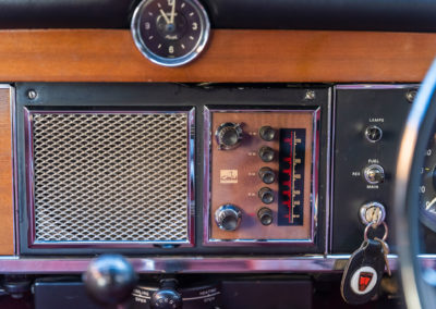 1963 Rover P4 110 – Poste de radio d’origine, ni lecteur de cassette, ni lecteur CD et encore moins Bluetooth.