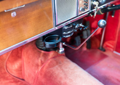 1963 Rover P4 110 – Tout petit cendrier pour les passagers avant, impossible d’y poser son cigare.