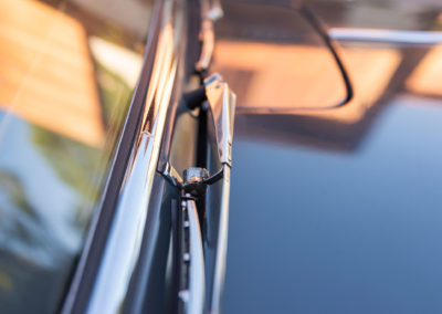 1963 Rover P4 110 – Une molette permet aux essuie-glaces de remonter sur le pare-brise.