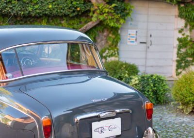 1963 Rover P4 110 – la vitre arrière est en trois parties sans dégivrage automatique.