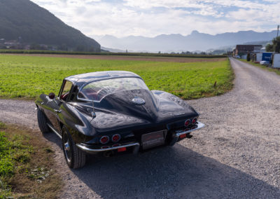 1965 Chevrolet Corvette C2 Sting Ray – Elle possède l’un des plus beaux dessins de sa partie arrière avec sa vitre incurvée.