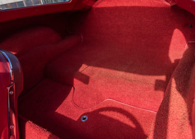 1965 Chevrolet Corvette C2 Sting Ray – Le coffre ou plutôt la zone arrière n’est accessible qu’en baissant les dossiers des sièges avant.