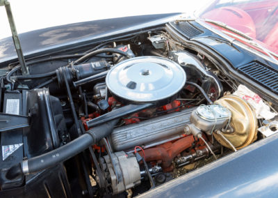 1965 Chevrolet Corvette C2 Sting Ray – Le moteur de 5351 cm³ – 327 cube-inches – développe sur cette version 300 chevaux avec boîte automatique à 2 rapports Powerglide.