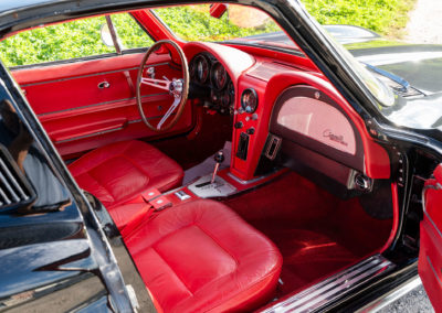 1965 Chevrolet Corvette C2 Sting Ray – L’intérieur tout tendu de rouge est un strict deux places pour les longs cruising.