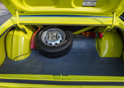 1973 Dodge Charger SE 5.2-Litre – Le coffre de 405 dm³ est encombré de la roue de secours sur jante de 14 pouces.