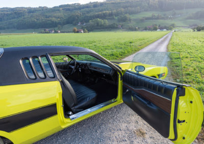 1973 Dodge Charger SE 5.2-Litre – Une large et lourde porte permet à 6 personnes de se glisser à l’intérieur.