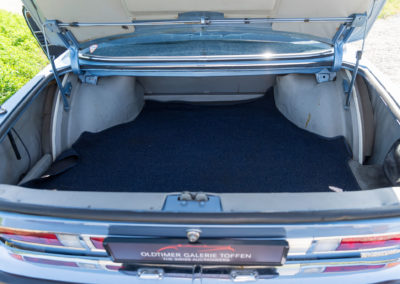 1976 BMW 3.0 CSi – Le coffre offre une capacité de 450 dm³ et contient la roue de secours ainsi qu’une boîte à outils - Véhicules d'Exception.