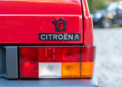 1987 Citroën Visa II Club – Elle conserve son insigne F stylisé qui marque sa provenance originelle.