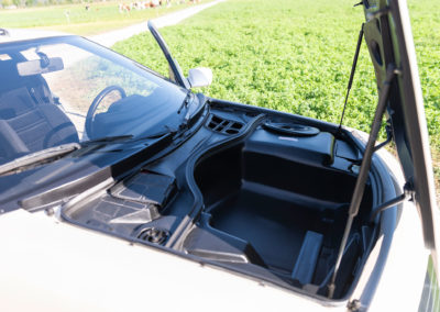 1989 Alpine-Renault V6 Turbo – Le coffre avant propose une capacité de 220 dm³ pour un sac de sport pour deux - Véhicules d'Exception.