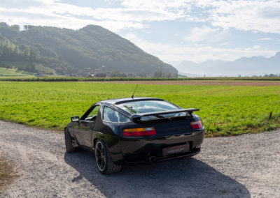 1991 Porsche 928 S4 Techart Heritage – Arrière arrondi surmonté d’un aileron faisant partie du kit carrosserie.