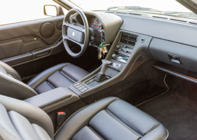 1991 Porsche 928 S4 Techart Heritage – L’intérieur a reçu un cuir complet ainsi que des moquettes neuves.