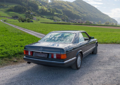 1992 Mercedes-Benz 560 SEC – En l’absence de son sigle, nul ne saura qu’un V8 de 5.6-Litre l’anime.