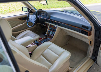 1992 Mercedes-Benz 560 SEC – Un intérieur raffiné avec de très nombreuses options montées en série.
