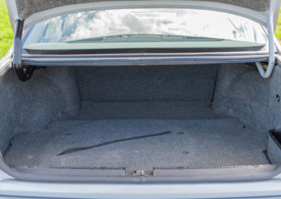 1994 BMW 540i – Le coffre d’une capacité de 460 dm³ permet d’emporter de nombreux bagages.