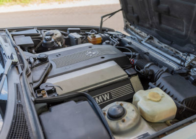 1994 BMW 540i – Le moteur de 3982 cm³ est associé à une boîte ZF 5HP18 à 5 rapports.