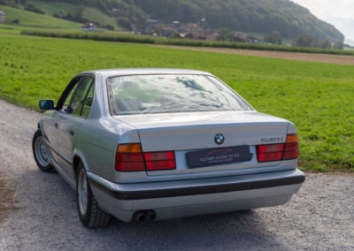 1994 BMW 540i – Robe grise en très bel état avec un arrière assez carré.