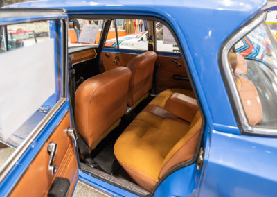 Alfa Romeo Giulia 1600 Super – La banquette arrière est dotée d’un accoudoir central exempt de traces.