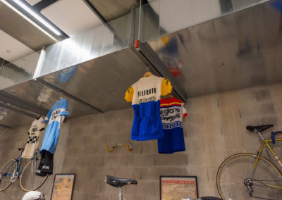 Anciens maillots en laine utilisés par les coureurs cyclistes.