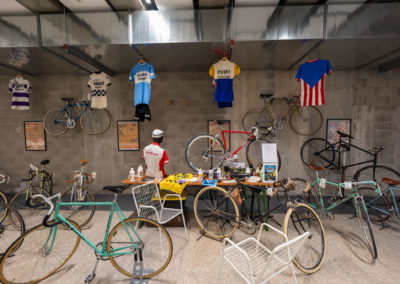 Au milieu des quatre roues, deux passionnés de deux roues vintage.