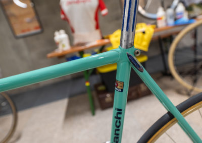 Ce vélo possède diverses inscriptions Bianchi gravées sur le cadre.