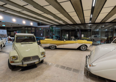 Citroën Dyane, au premier plan, et Ford Fairlane cabriolet, toutes deux disponibles à la location.