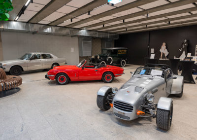 Donkervoort au premier plan, Triumph Spitfire, en très bel état.