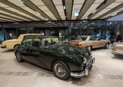 Jaguar MK II 3.8-Litre équipée d’une boîte à 5 rapports et de sièges baquets à l’avant.