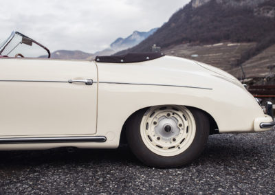1955 Porsche 356 Speedster – pare-brise plus bas, capote simplifiée et pas de vitres descendantes à l’avant.