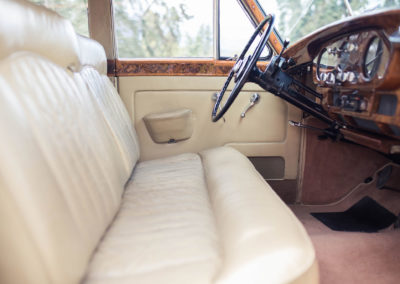 1957 Bentley S1 – cuir original moquettes et boiseries neuves.