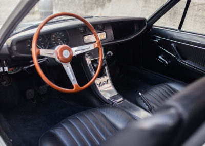 1972 Alfa Romeo 1300 Junior Zagato – intérieur sobre presque austère qui réunit l’essentiel.