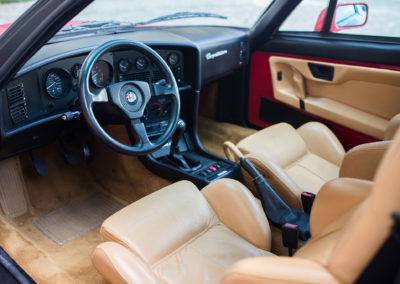 1991 Alfa Romeo SZ – ambiance sportive à bord avec sièges baquet tendus de cuir.