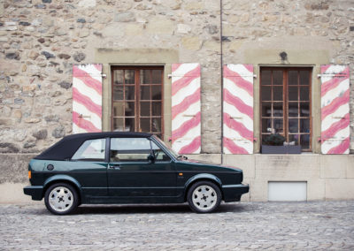 1992 Volkswagen Golf cabriolet – fabriquée par Karmann, elle présente un arceau qui protège en cas de retournement.
