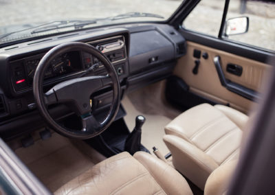1992 Volkswagen Golf cabriolet – intérieur en cuir beige en harmonie avec la carrosserie vert bouteille.