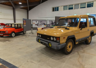 Avant traditionnel des 4x4 de l’époque, les feux de position et clignotants ont un air de Range Rover Classic – Salon Romand Vintage Motors 2025.