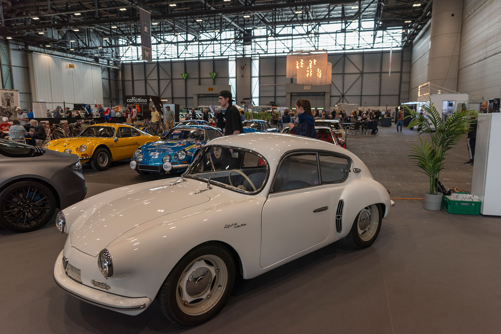 Alpine A106, modèle exceptionnel et rare, traité comme une vulgaire auto à Swiss Retro Mecanika 2025.