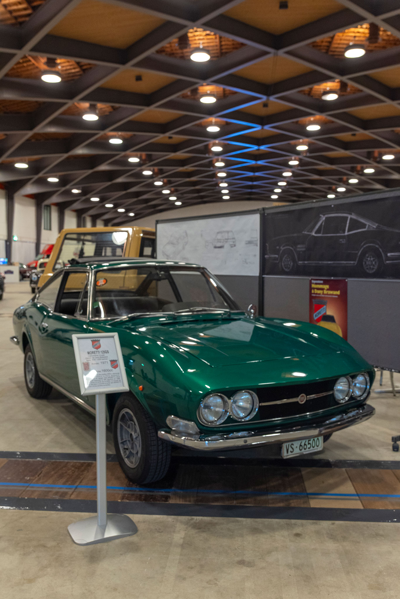 Dans l’espace dédié aux Moretti, une très belle Moretti 125GS développée sur la base d’une Fiat 125 S berline – Salon Romand Vintage Motors 2025.