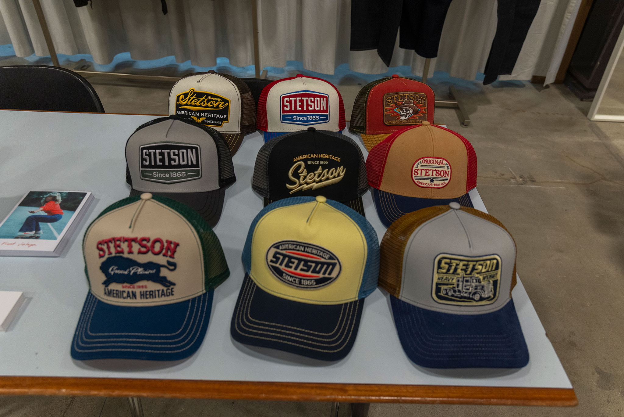 Pour les amateurs de casquettes américaines, vous trouverez divers modèles chez R-U-I- Lausanne qui étaient présentés au Salon Romand Vintage Motors 2025.