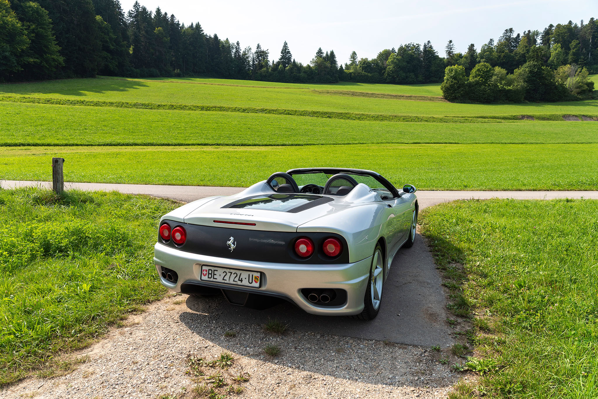 Notre Ferrai 360 Spider se présente en Argento Nürburgring avec cuir noir style Daytona. Notre Ferrai 360 Spider se présente en Argento Nürburgring avec cuir noir style Daytona.