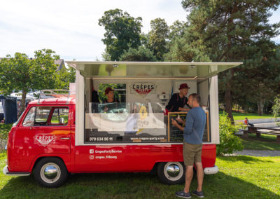 Quoi de plus normal que de déguster une bonne crêpe après le repas ou dans le courant de l’après-midi – Old VAG Day 2025.