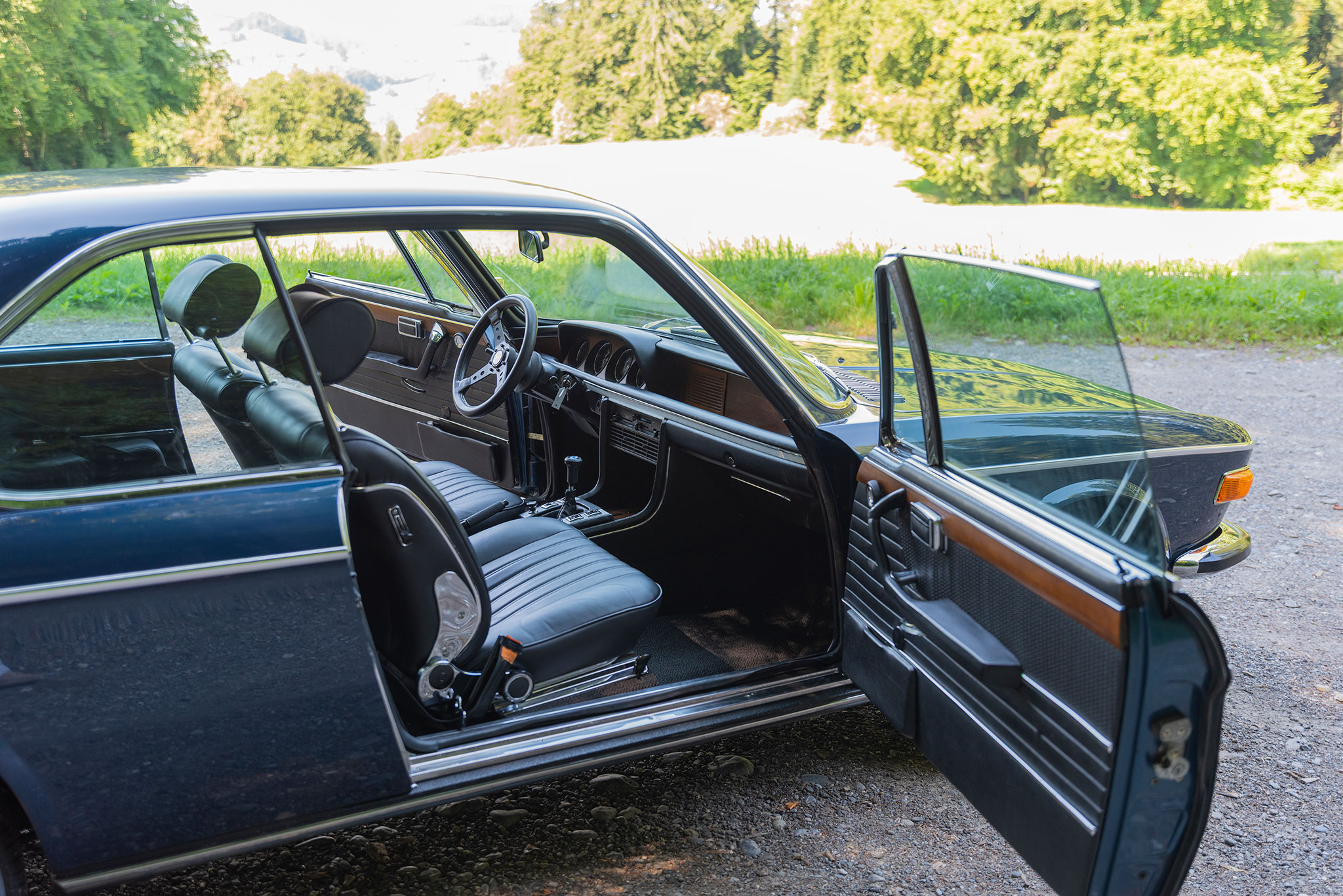Magnifique robe bleu foncé rehaussé de chromes avec un intérieur en cuir noir neuf – BMW 3.0 CSI.