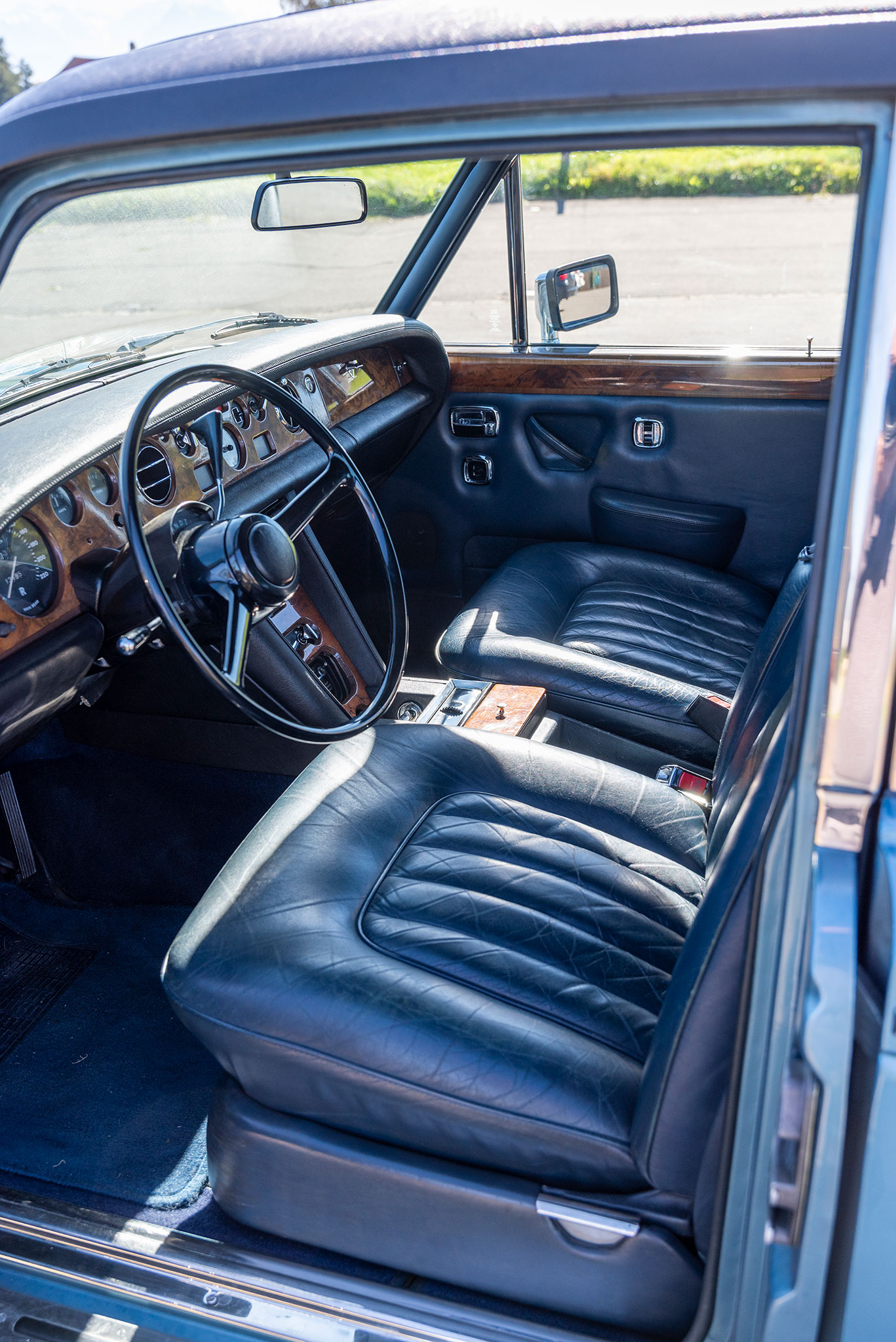Bleu extérieur, bleu intérieur, malgré ses 50 ans, peu de traces d’utilisation – Rolls-Royce Silver Shadow.