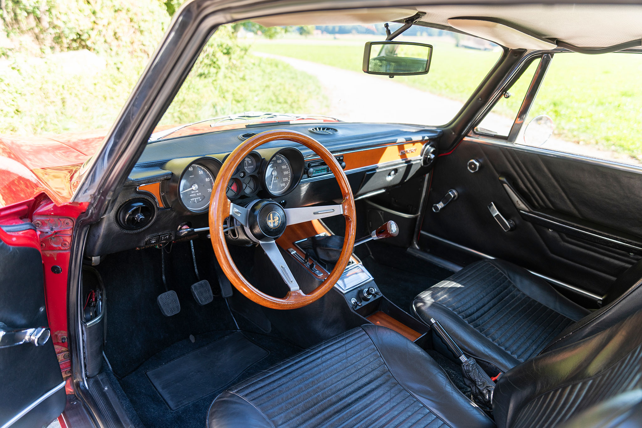 Rouge qui brille au soleil et intérieur noir, la combinaison parfaite pour cette Alfa Romeo – Alfa Romeo GTV 2000.