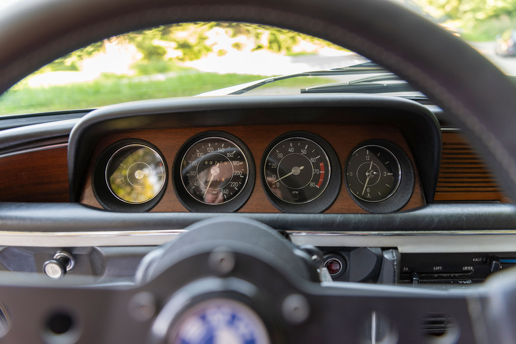 Quatre cadrans bien lisibles face au conducteur, ergonomie quasi parfaite, boîte sans à-coups – BMW 3.0 CSI.