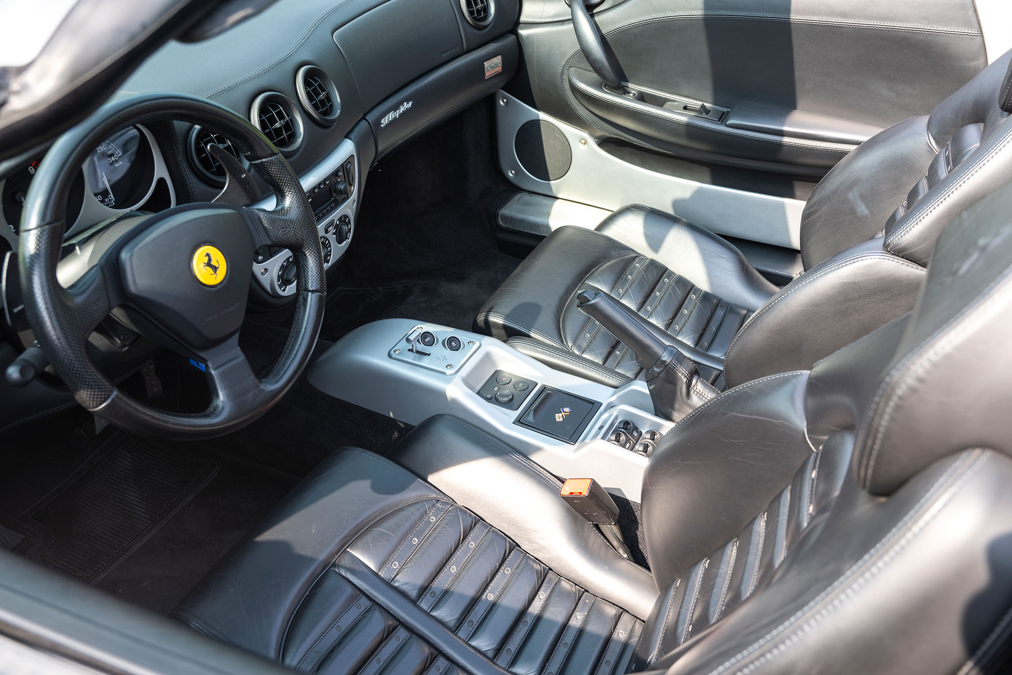 La position de conduite est parfaite et toutes les commandes tombent bien sous la main – Ferrari 360 Spider. La position de conduite est parfaite et toutes les commandes tombent bien sous la main – Ferrari 360 Spider.