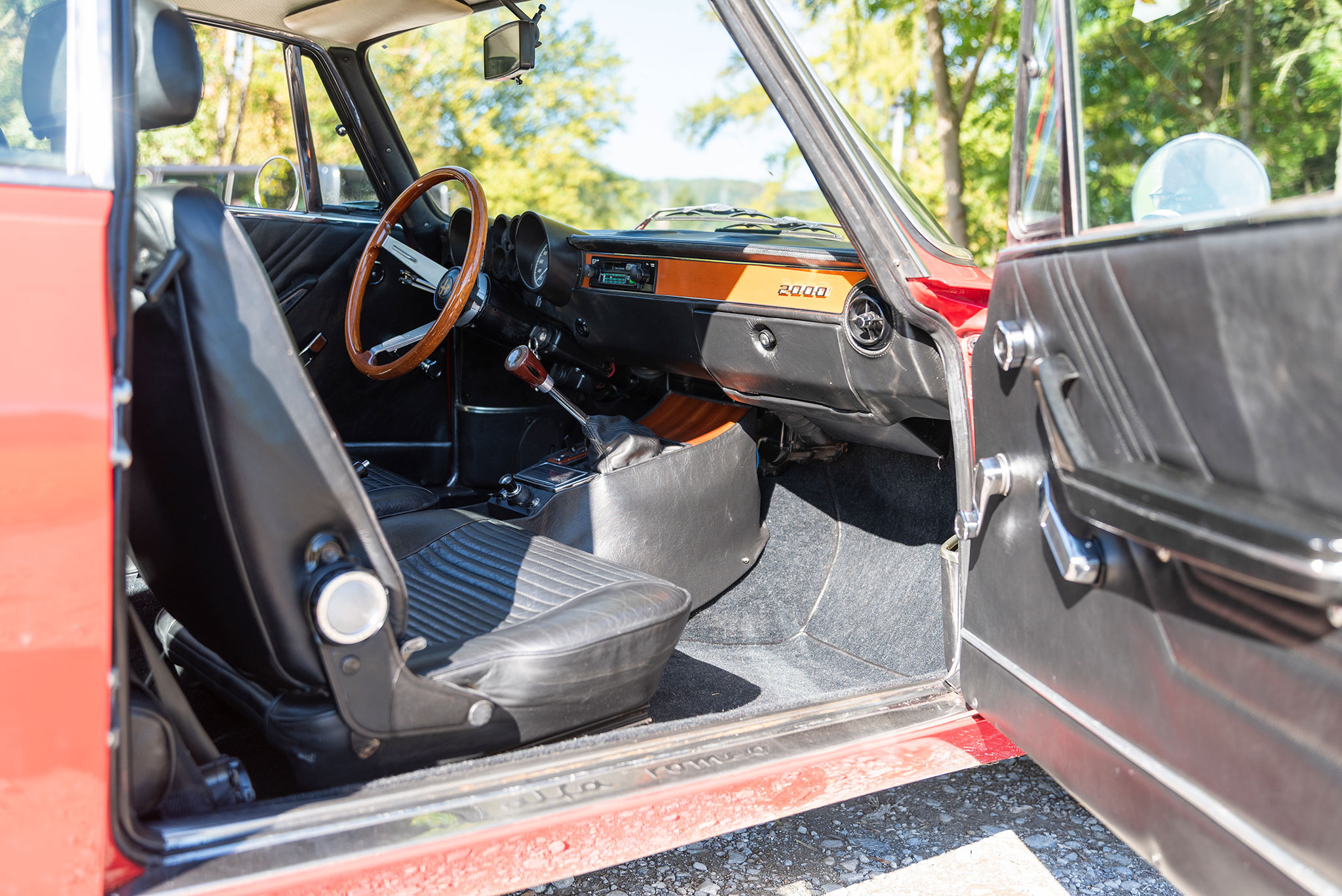 Un régal que de monter et descendre les rapports et cette dynamique dont nous ne nous lassons pas – Alfa Romeo GTV 2000.